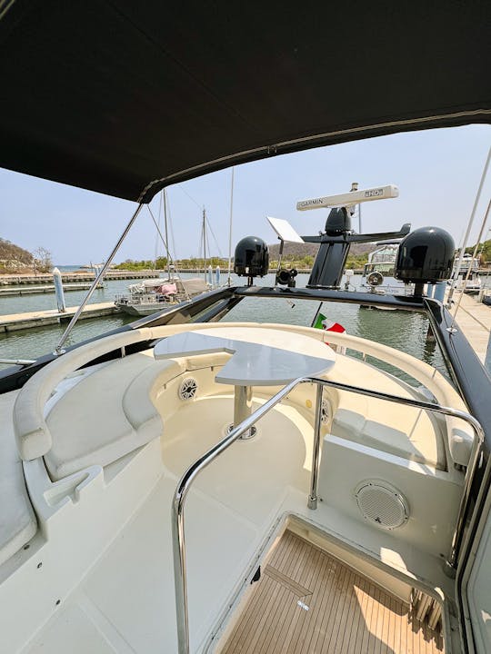 Iate a motor de luxo Ferreti de 64 pés 'Arion'