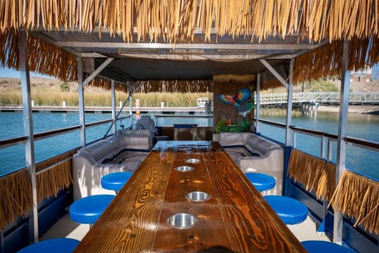 Pontón Margaritaville con forma de cabeza de loro, con la ayuda de los perros