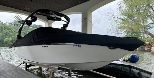 2013 Malibu Wake Boat 22 pés e 10 hóspedes $165 - $185/h LAKE AUSTIN