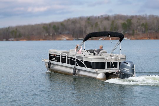 Bennington Tritoon de 24 pés, 12 assentos totalmente carregados no lago Hartwell