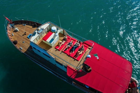 Yate clásico de caoba en Venecia, Italia