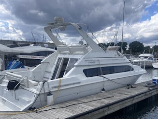 40' Carver Yacht with space all around 