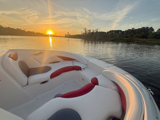 Espacioso barco con cubierta para hasta 11 pasajeros en el lago Houston