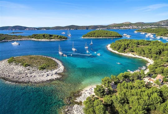 Barco Fjord 36 para excursiones privadas a Vis, las islas Pakleni o los islotes circundantes