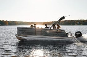 New! Well Equipped Pontoon for 10 People