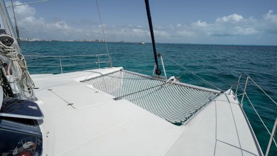 Navegue com estilo: aluguel de catamarã privado de 37 pés em Cancún para até 25 convidados