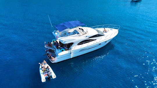 A Luxury Boat For Families And Friends, Great For Hosting And Events 
