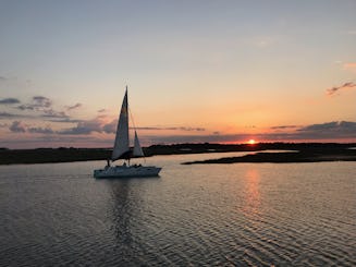 CATAMARÁN EN FOLLY BEACH AL ATARDECER, con salida en barco por el río Folly y desembarque 190/hora