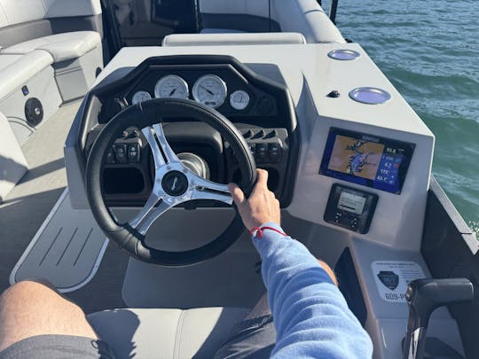 Your Lake Keowee experience starts here w/ this Bentley Sport Toon 150hp