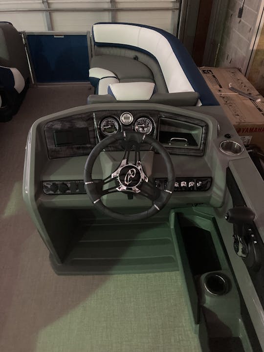 Motor Avalon Tritoon de 200 CV para 10 personas en Tafton, Pensilvania