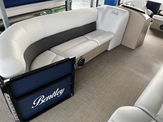 Luxuoso barco flutuante de cruzeiro Bentley 240 para 15 pessoas no Lago Travis