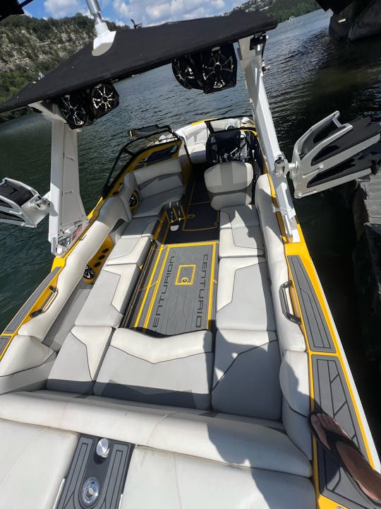 O barco de surf Centurion Fi25 acomoda até 15