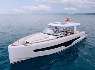 Ibiza Yacht 41 vem com equipamento de mergulho e prancha de remo