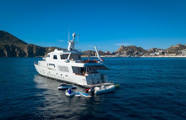 Mega Affordable Luxury Yacht! Spend your nights and days pampered in LUXURY!