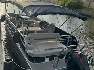 24’ PrinceCraft Pontoon, Outboard Mercury 115 .Cape Coral 