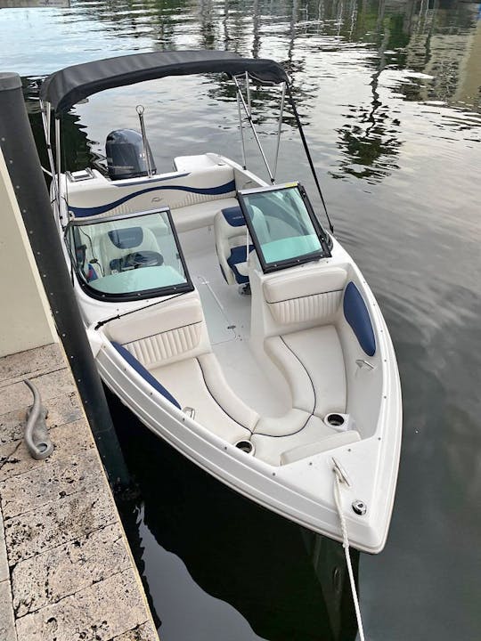 Divirta-se sob o sol com o barco de convés Bayliner 190!!