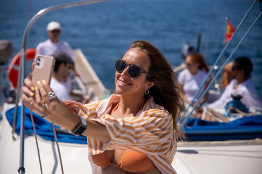 Diversión bajo el sol: recorrido de 2,5 horas en velero, inflables y natación por Barcelona