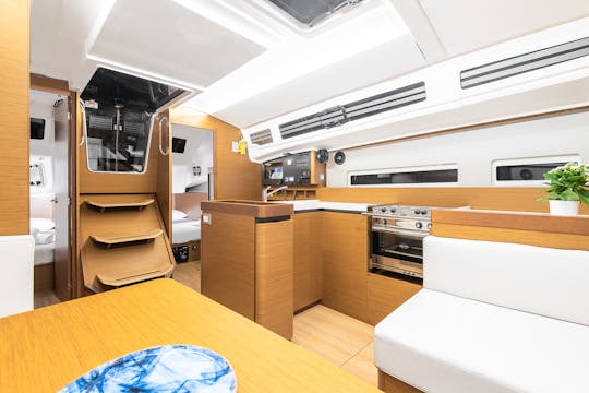 Jeanneau 410 Conforto, interiores espaçosos e excelência em navegação avançada
