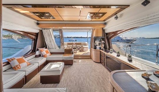 Alquiler de yate a motor Azimut de 70 pies en Aventura | Con capacidad para hasta 13 personas