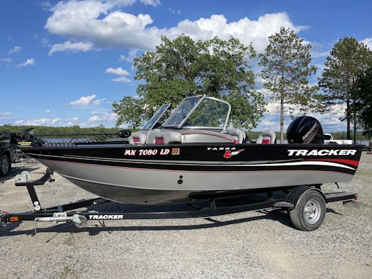 Barco a motor Tracker Targa V-18 WT para sua viagem de pesca no Lago da Floresta