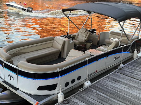 Luxury Pontoon Boat Ride Along the Milwaukee River