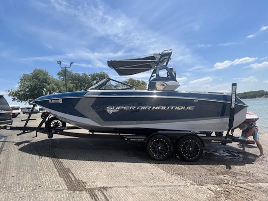 Nautique G23 2020 en el lago Austin, con capacidad para 14 personas, justo al lado del puente 360