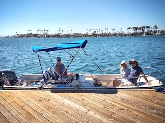 Emoción y relajación acuáticas náuticas. Boston Whaler SS Limited clásico de 17 pies.