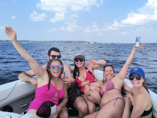 Faça um cruzeiro com o capitão #1 no Lago Minnetonka!