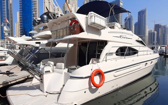Location d'un yacht de luxe de 52 pieds dans la marina de Dubaï — croisière privée pour 16 personnes