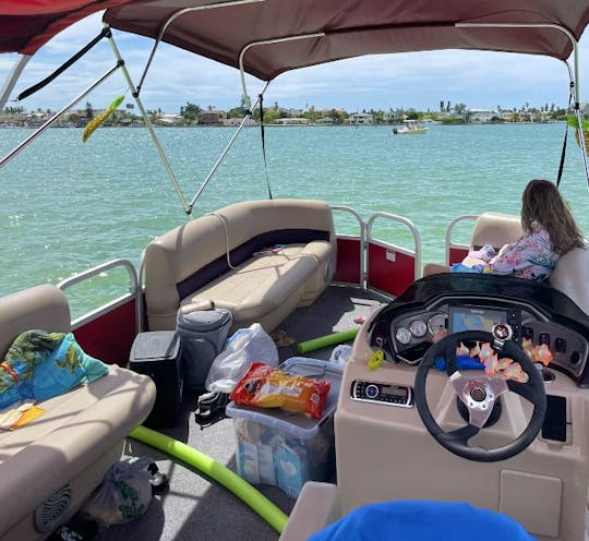 22ft Pontoon Suntracker Party Barge DLX 10 people in Bay Pines. Gas included!