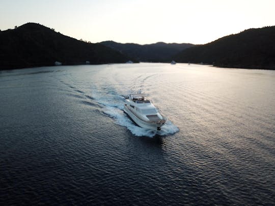 39ft Faeton Moraga Fly Motor Yacht with 4 cabins 