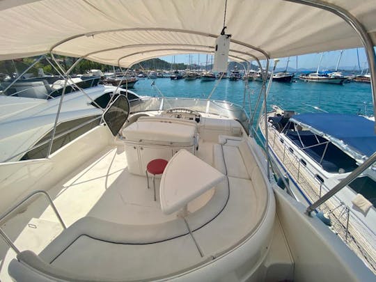 Iate a motor Fairline 59 com capacidade para 6 pessoas na região de Gocek