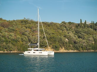 Catamarã à vela Lagoon 46 com tripulação