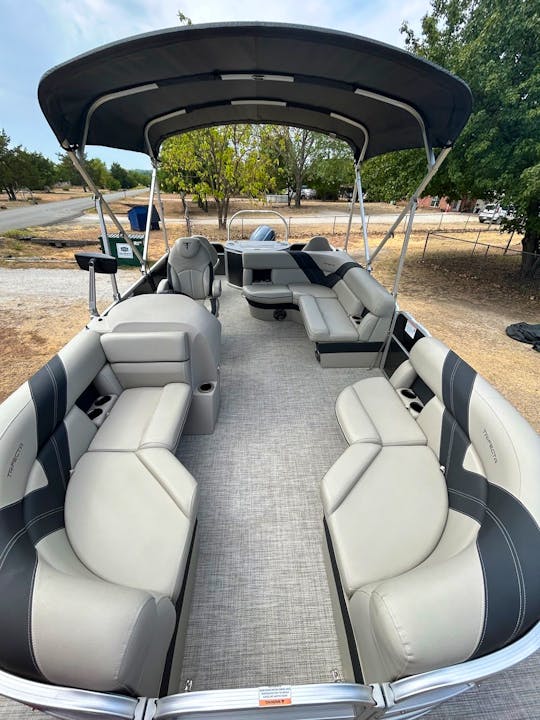 2022 TRIFECTA TRI-TOON PARTY BOAT-SEATS 10 ON LAKE LEWISVILLE