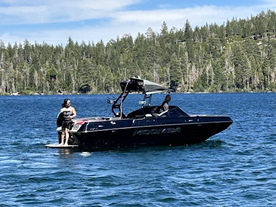 Bateau de wakesurf de luxe pouvant accueillir 13 passagers. Idéal pour les sports nautiques ou les loisirs