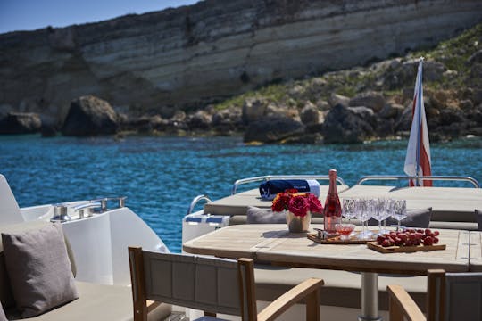 Iate Sunseeker Predator de 64 pés disponível para aluguel em Senglea, Malta