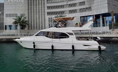 Location de yacht de 46 pieds dans la marina de Dubaï — Idéal pour les groupes de 12 personnes maximum