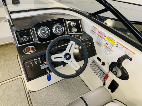 Barco Bayliner VR-5 con motor de 200 CV, capacidad para 8 personas