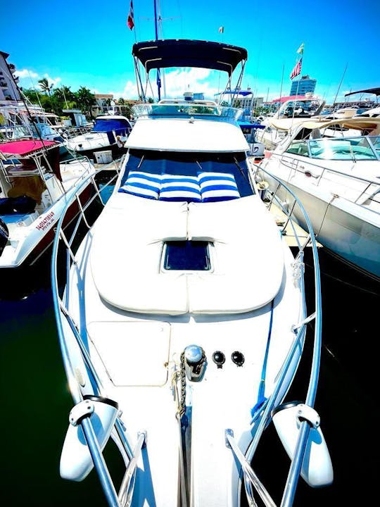 Lovely Bayliner 32 Motor Yacht for Charter in Puerto Vallarta, Mexico