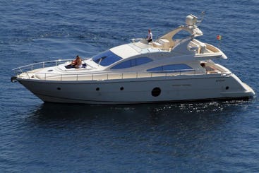 Elegante yate a motor Cinzia Aicon 64 Fly