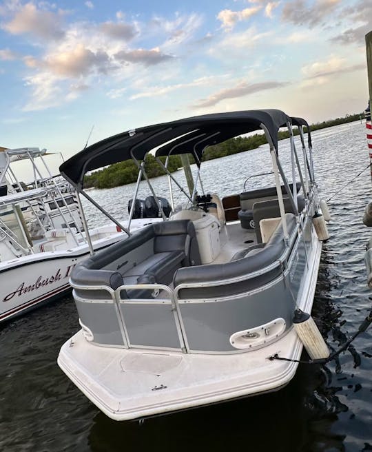 Reserve o incrível Hurricane Pontoon de 22 pés em Matlacha, Flórida