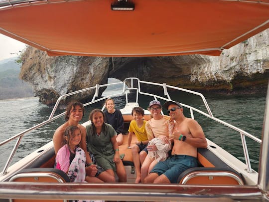 Barco a motor duplo ideal para pesca ou mergulho com snorkel e outras atividades
