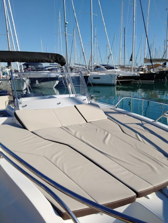 Motorboat up to 9 guests - Confortable Beneteau 8 Meters 300ch 