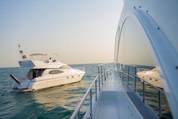 Yacht haut de gamme de 52 pieds pouvant accueillir jusqu'à 18 personnes à Dubaï