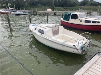 Barco eléctrico silencioso en el lago Søndersø en Maribo Lolland