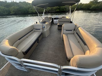 Nouveau bateau spacieux de 500$, 2023, 24 pieds, Tritoon Party Layout BYOB