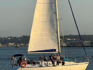2h Private Sightseeing Sailboat Tour in Lisbon
