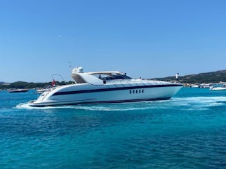 Mega yate Aquarius Mangusta 80 en Sardenha, Italia