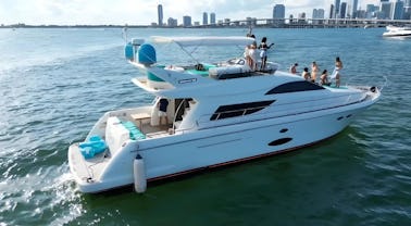 Este yate tiene un diseño elegante, un diseño lujoso y una velocidad de crucero de 20 nudos