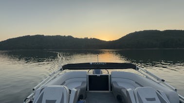 Tritão de 23 pés com Captain 150hp e Sports Bar Lake Allatoona
